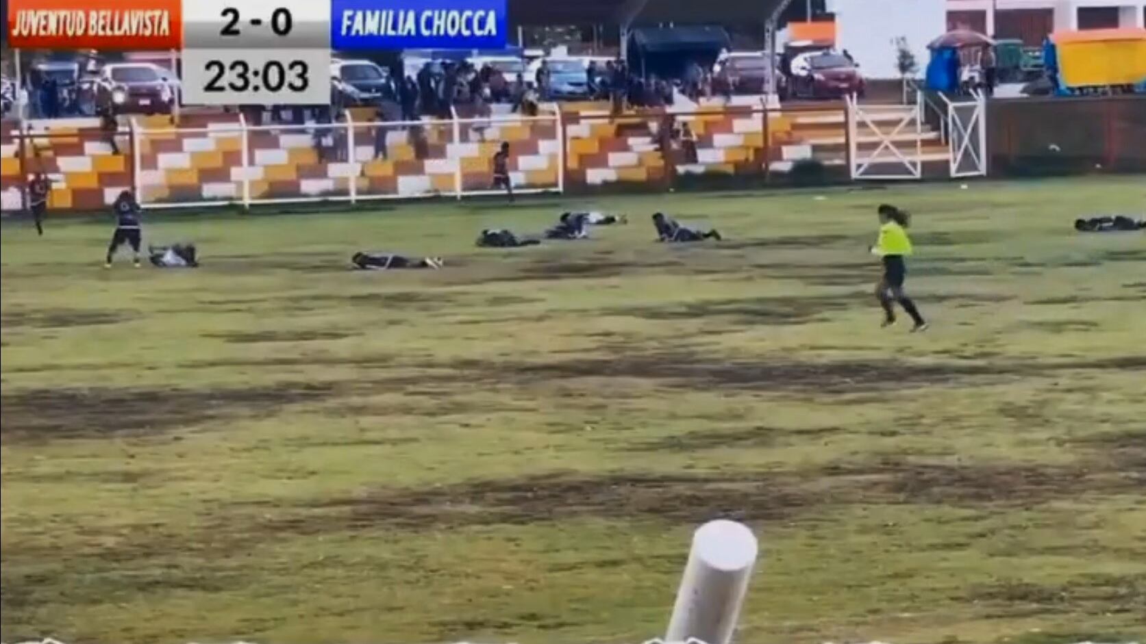 Perù, calciatore colpito da un fulmine muore in campo: le immagini della tragedia
