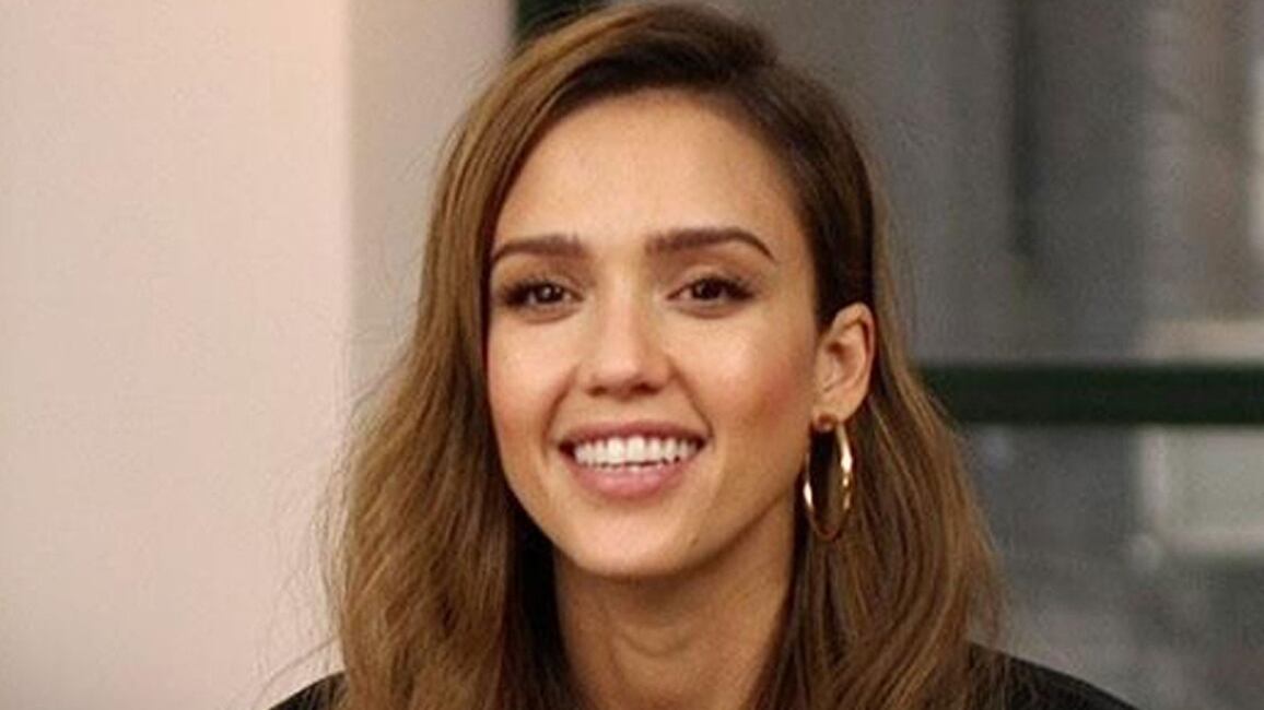 Hackerato l'account Twitter di Jessica Alba