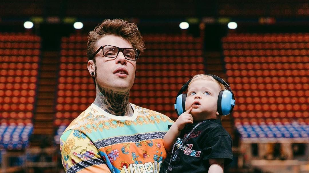 La prima volta di Leone ad un concerto del padre Fedez