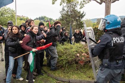 Centri sociali, anarchici e attivisti tentano di sfondare i cordoni di polizia: 30 identificati 2