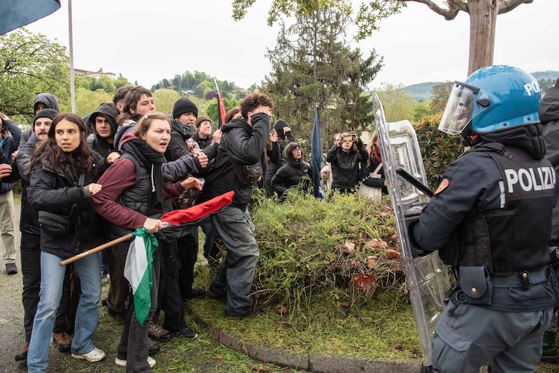 Centri sociali, anarchici e attivisti tentano di sfondare i cordoni di polizia: 30 identificati 2