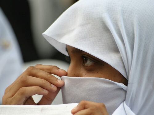 Non indossa il velo islamico: ragazzina pestata dalla madre