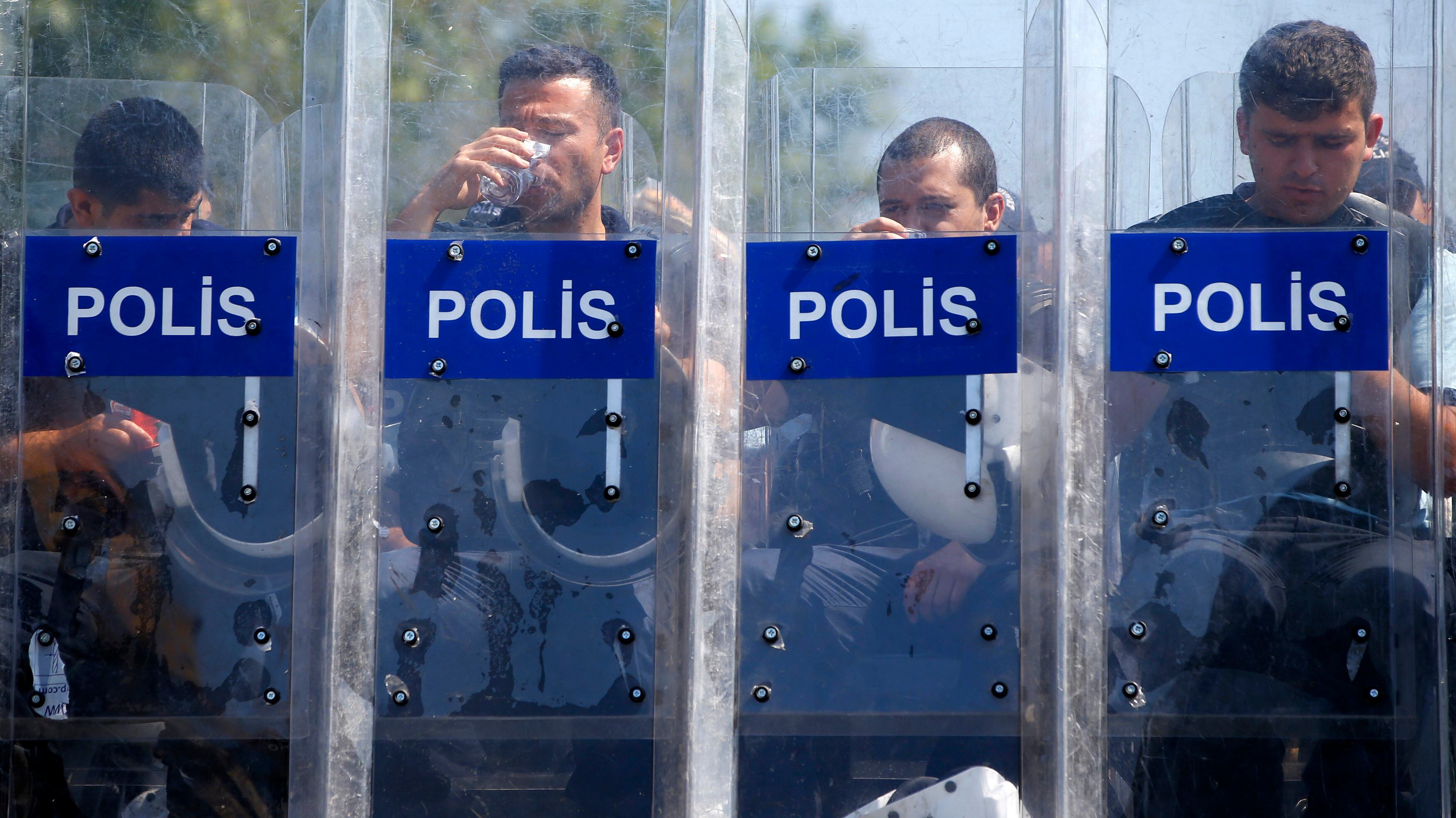 Turchia, 600 arresti e sindacati in piazza. Erdogan: "Non riconosco Europarlamento"