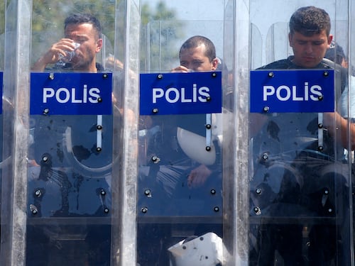 Turchia, 600 arresti e sindacati in piazza. Erdogan: "Non riconosco Europarlamento"