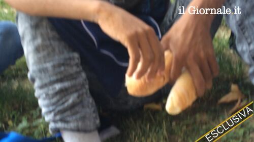  Toni Iwobi incontra gli immigrati che vivono nei giardini di Porta Venezia 1