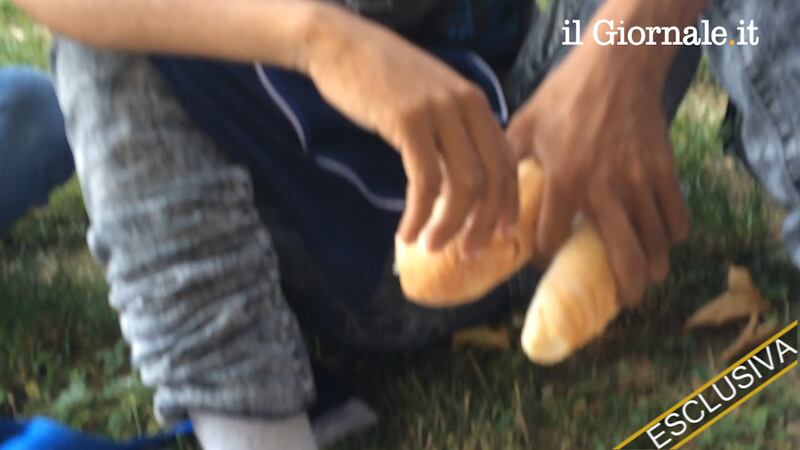  Toni Iwobi incontra gli immigrati che vivono nei giardini di Porta Venezia 1