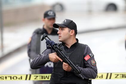 Attentato in Turchia: kamikaze si fa esplodere davanti al ministero degli Interni ad Ankara 7