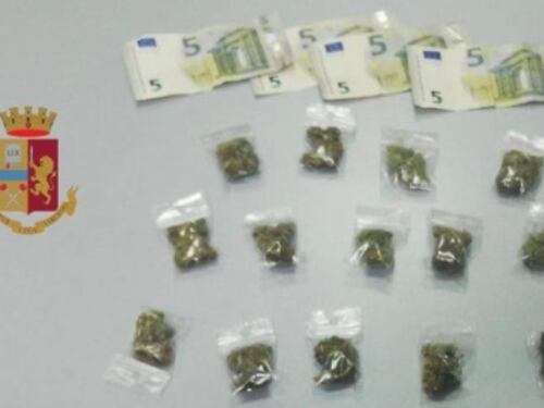 Spaccia droga in strada, arrestato gambiano