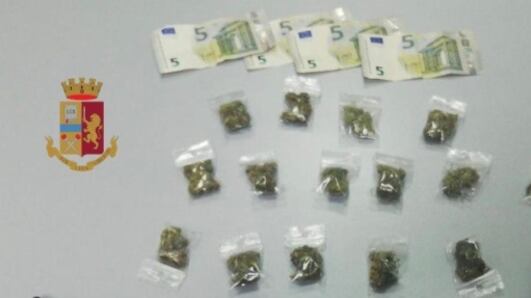 Spaccia droga in strada, arrestato gambiano
