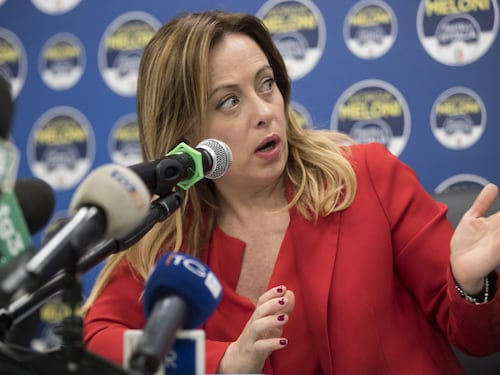 I sondaggi premiano (ancora) il centro-destra: crescono Meloni e Berlusconi