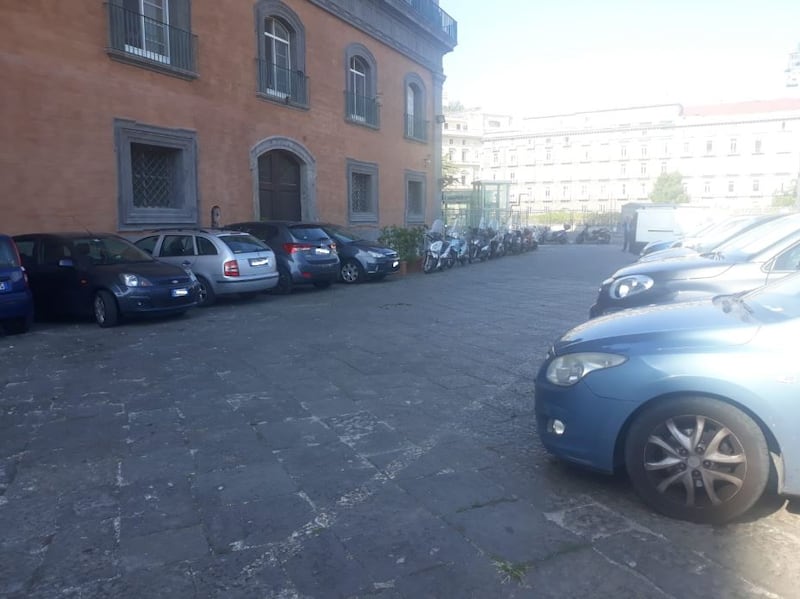 Scempio a Palazzo Reale: cortili trasformati in parcheggi 5