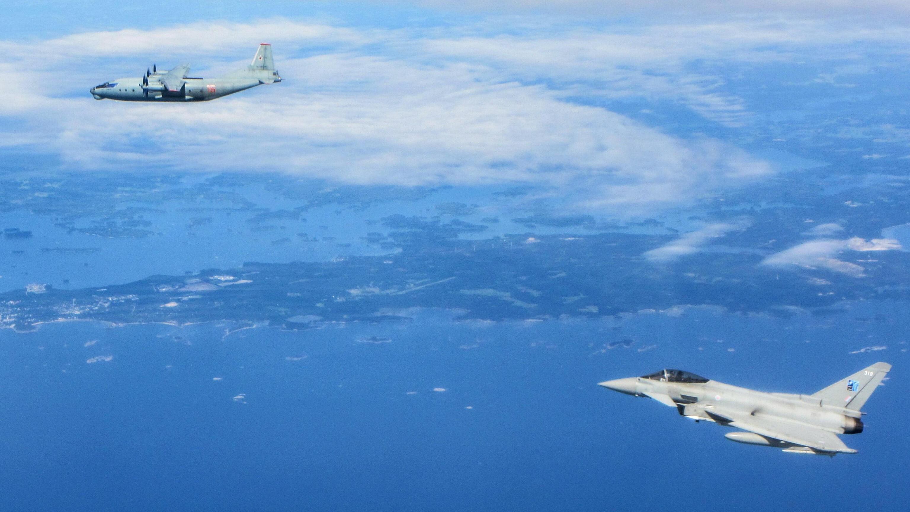 Portamissili e caccia alle porte della Nato: l'ultima prova di forza di Putin