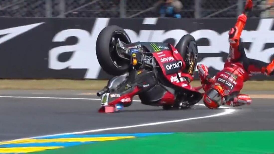 Terribile highside all’ultimo giro della Sprint: dopo il volo Marc Marquez riporta la frattura del piede: “Sarà operato”