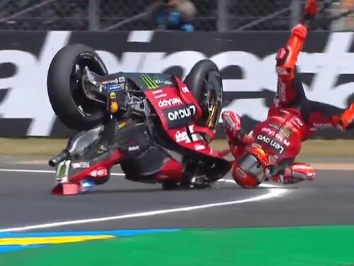 Terribile highside all’ultimo giro della Sprint: dopo il volo Marc Marquez riporta la frattura del piede: “Sarà operato”