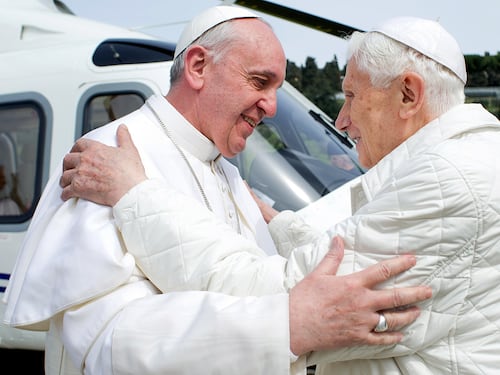 La frecciata del Papa a Gänswein: "Vi parlo del mio rapporto con Benedetto XVI..."