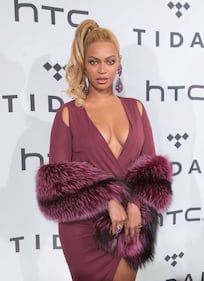 Beyoncé Knowles, seno in vista e scollo mozzafiato a New York 86