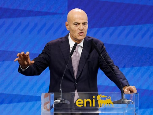Eni, l’utile fa +70%. Price cap più lungo