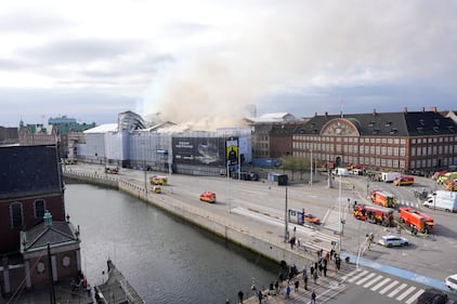 Danimarca, incendio alla vecchia Borsa di Copenhagen: "Come Notre Dame" 5