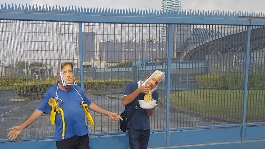 Con la maschera di De Luca bloccano il termovalorizzatore di Acerra: la protesta dei lavoratori ex Cub