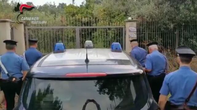 "Dava ai suoi ragazzi i vestiti degli immigrati". Sindaco sotto inchiesta
