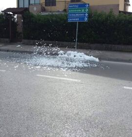 Schiuma bianca dai tombini di Acerra 1