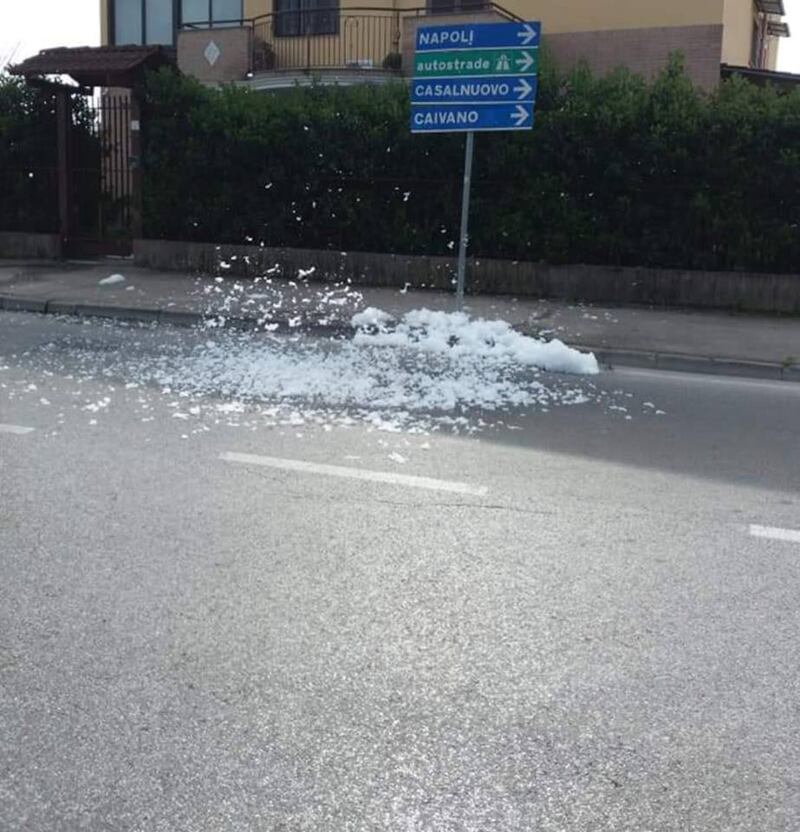Schiuma bianca dai tombini di Acerra 1