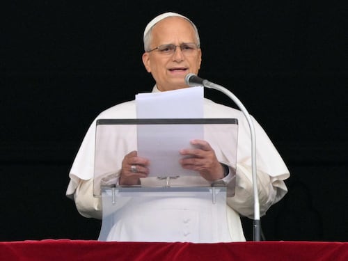 Il Papa si affaccia per l’Angelus dopo l’intervento: “Ho sentito il vostro sostegno, grazie. Superata fase delicata, riprenderò gradualmente le attività”