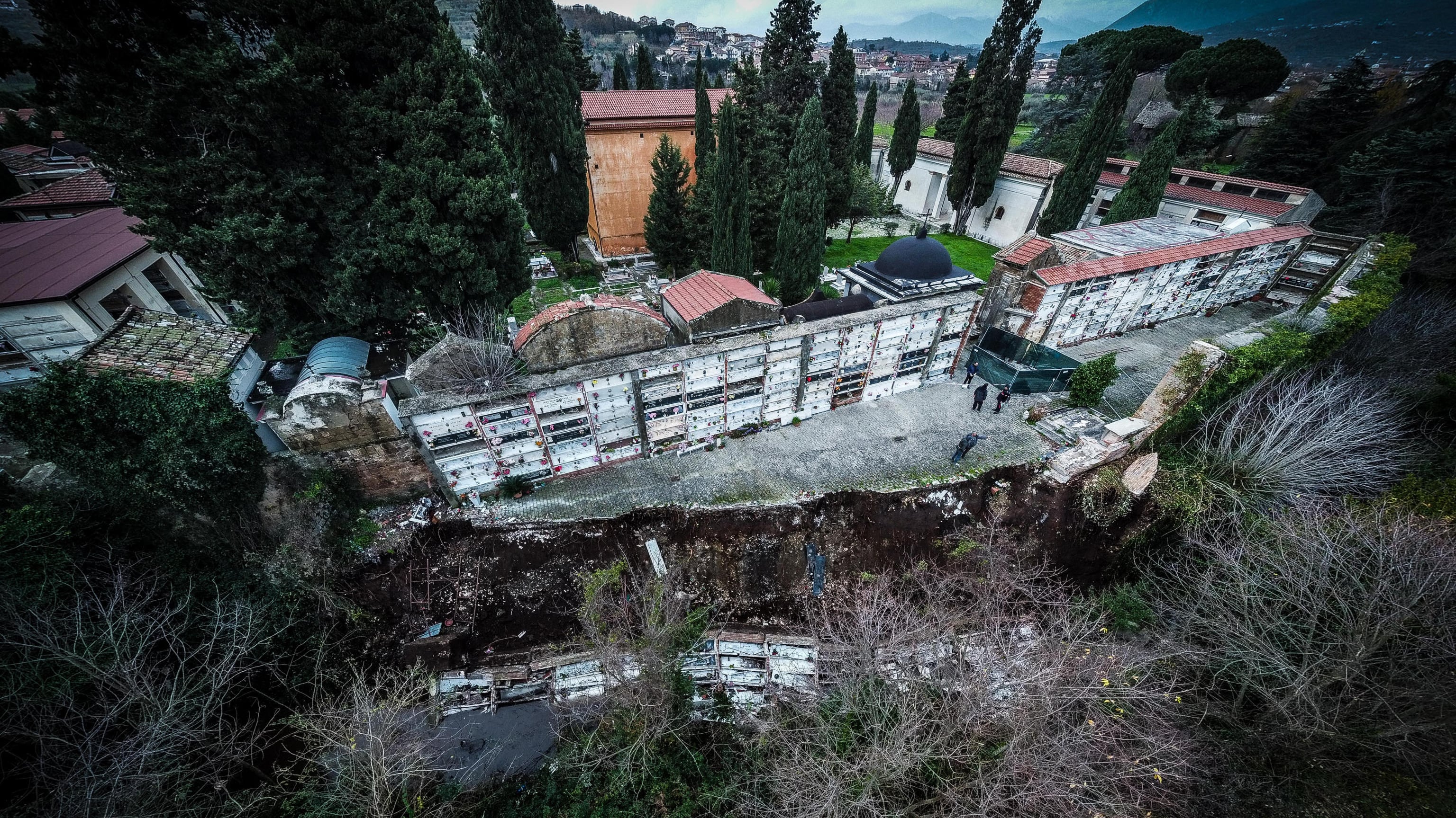 Cede ala del cimitero: 20 bare nel Sannio