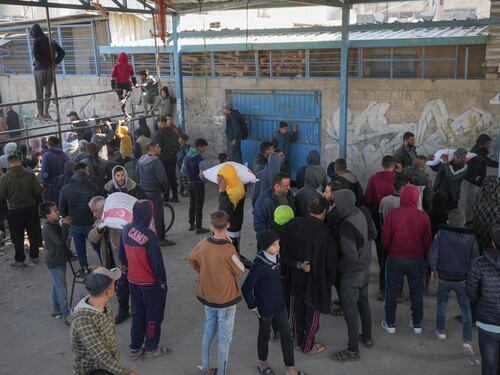 Bombe sulla fila del pane. A Gaza morti 4 bambini