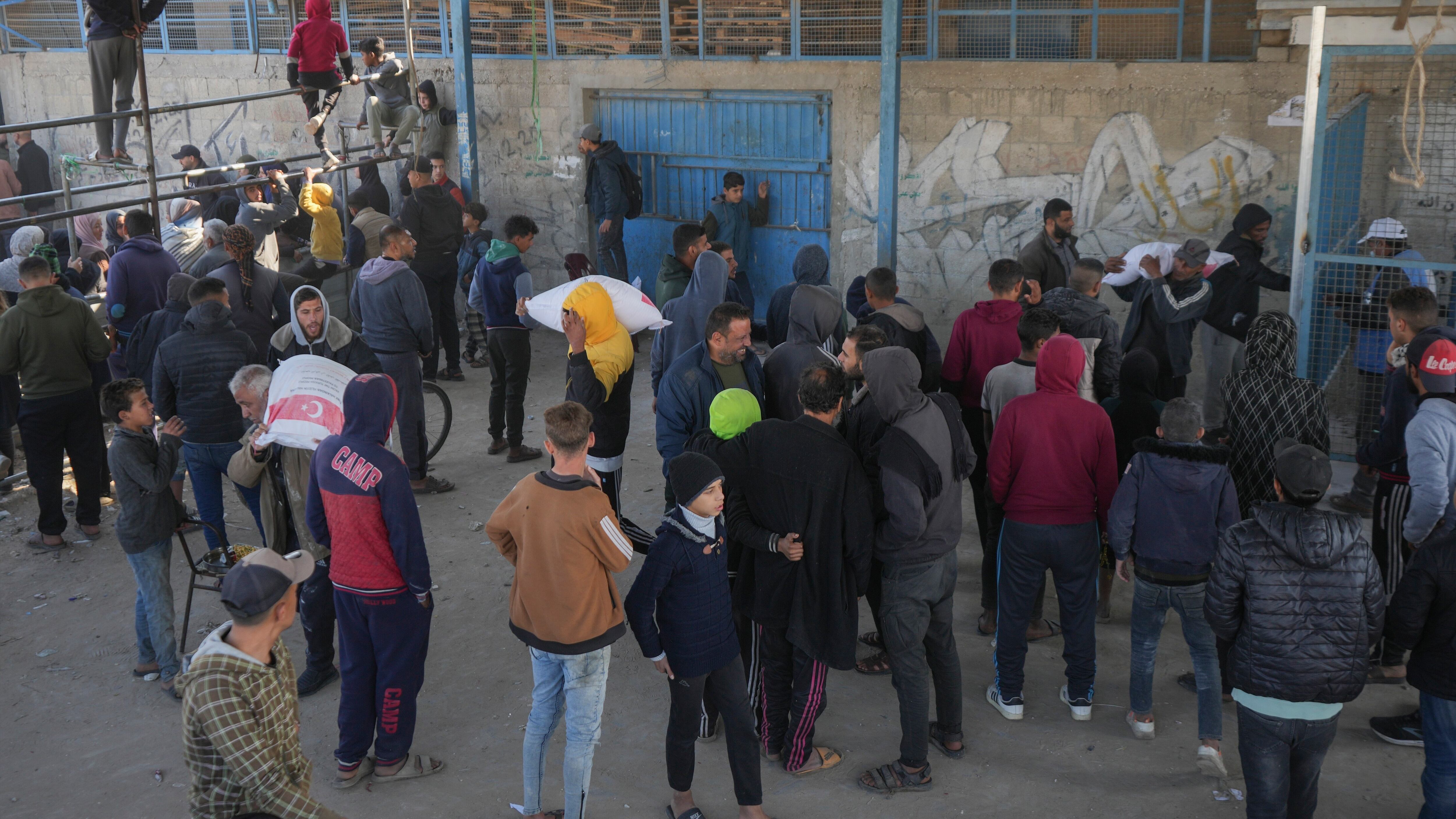 Bombe sulla fila del pane. A Gaza morti 4 bambini