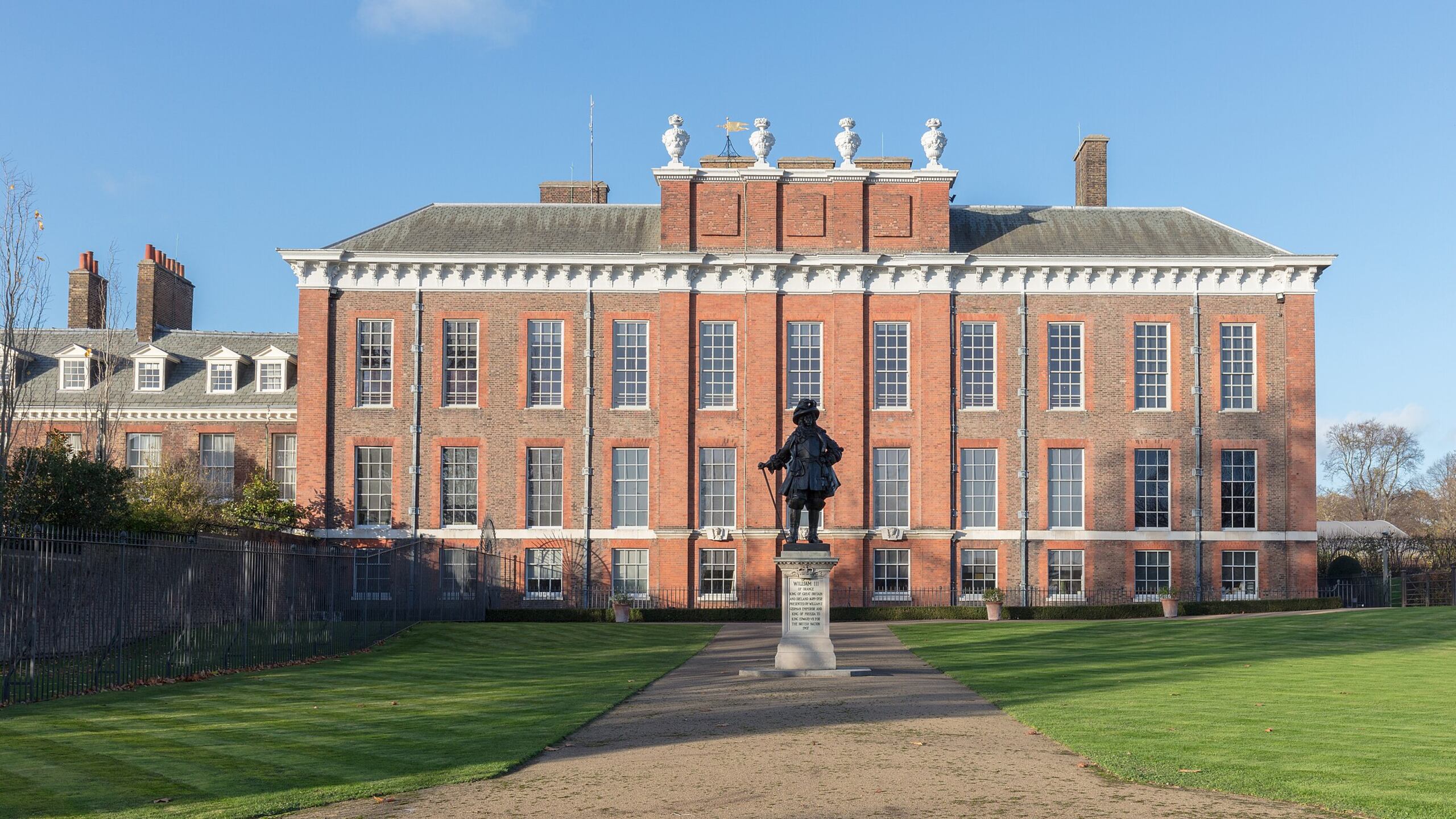 Tenta di introdursi per due volte a Kensington Palace, paura per William e Kate