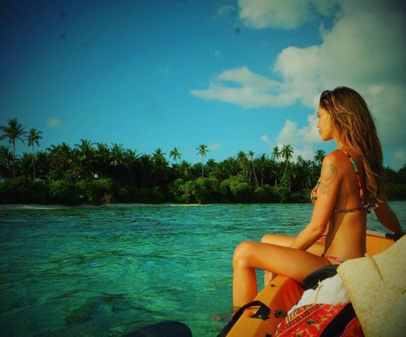 Belen Rodriguez, bikini bollente in spiaggia: foto 14