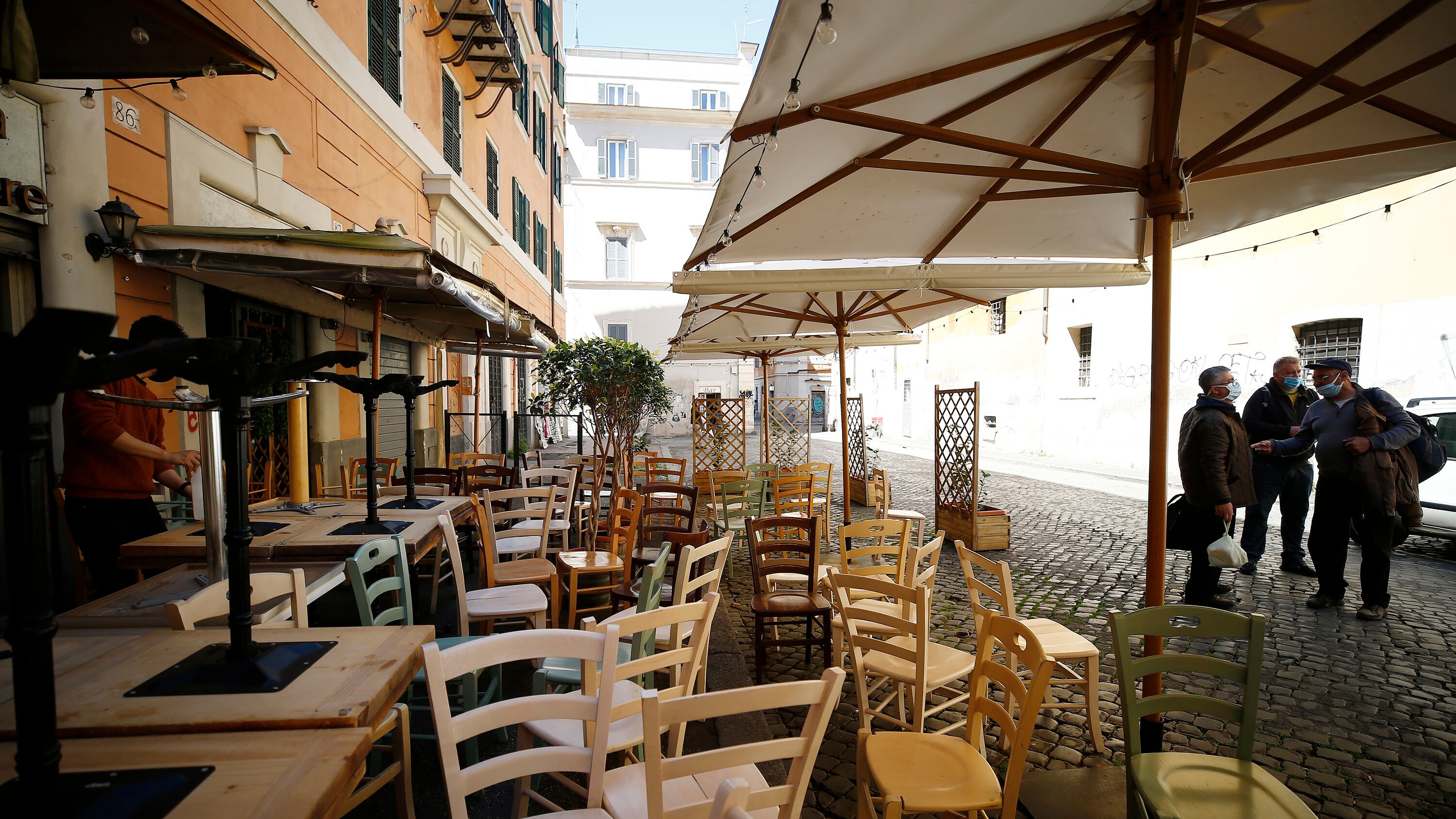 Ristoranti, cinema, negozi, sport: chi riapre (e chi no)