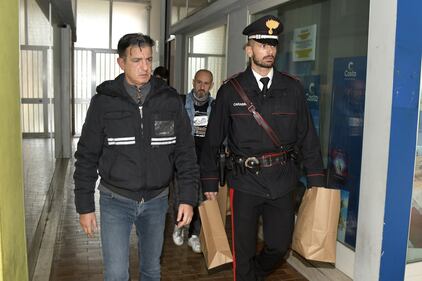 Omicidio Costa Volpino (Bergamo), l'intervento dei carabinieri sul luogo del crimine 10