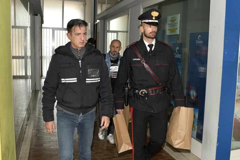 Omicidio Costa Volpino (Bergamo), l'intervento dei carabinieri sul luogo del crimine 10
