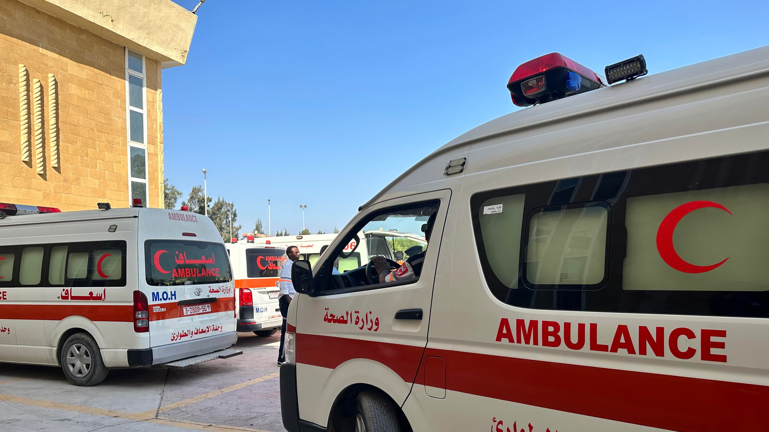 Le ambulanze prese di mira. "Trasportano i terroristi". "No, così attaccano i feriti"