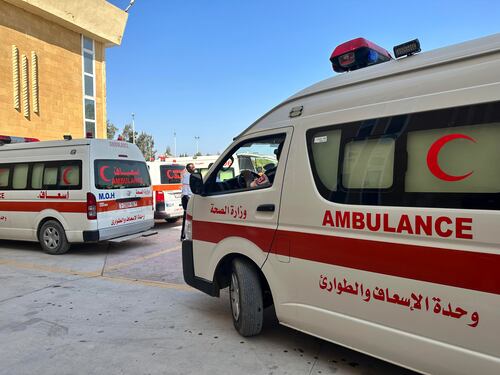 Le ambulanze prese di mira. "Trasportano i terroristi". "No, così attaccano i feriti"