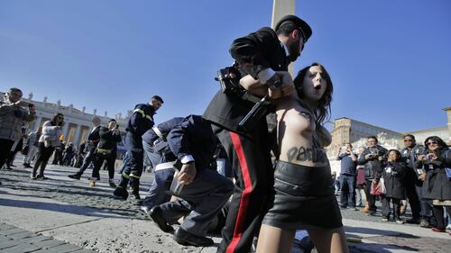 Le Femen si spogliano in Piazza San Pietro 2