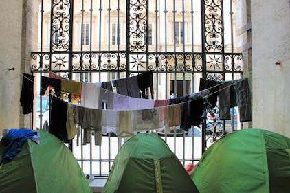 Dentro la basilica "occupata" dai movimenti per la casa 4