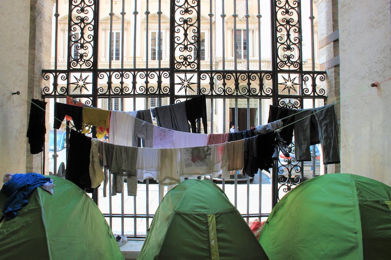 Dentro la basilica "occupata" dai movimenti per la casa 4