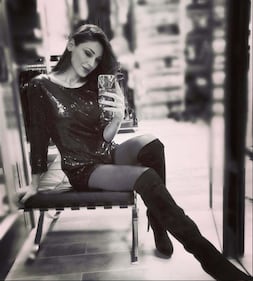 Anna Tatangelo, seno strizzato e nudo integrale 5
