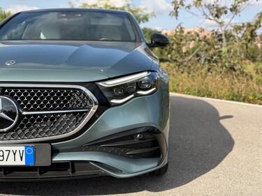 Mercedes Classe E 300e: guarda la gallery della berlina ibrida super lusso 4