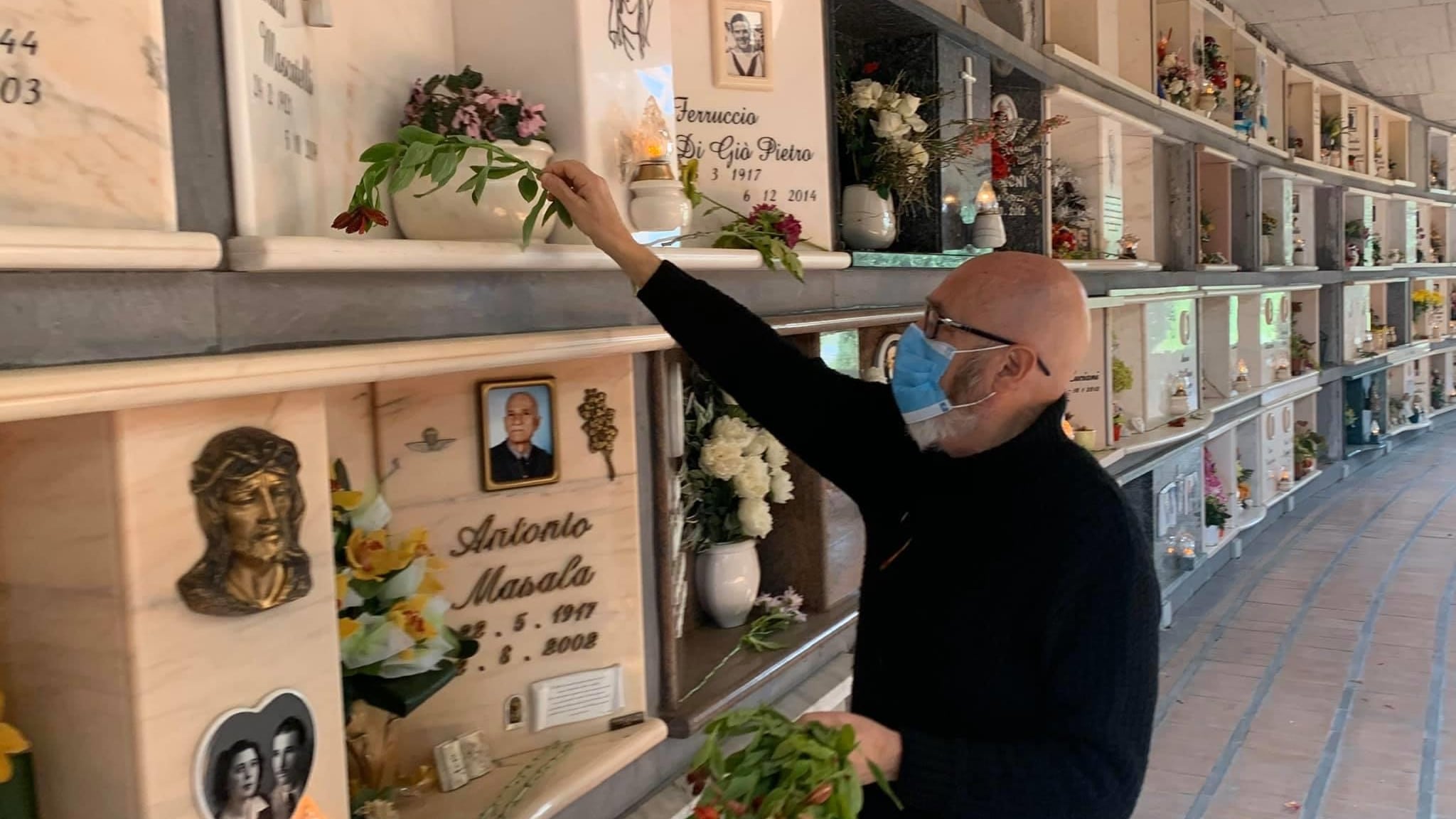 Cimiteri chiusi, a Civitavecchia è il sindaco a deporre fiori sulle tombe
