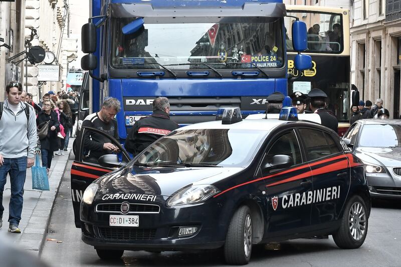 Roma, tir turco in via del Corso: fermato per controlli 7