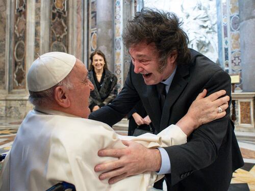 Milei in Vaticano, l'abbraccio riappacificatore fra il papa e il presidente dell'Argentina