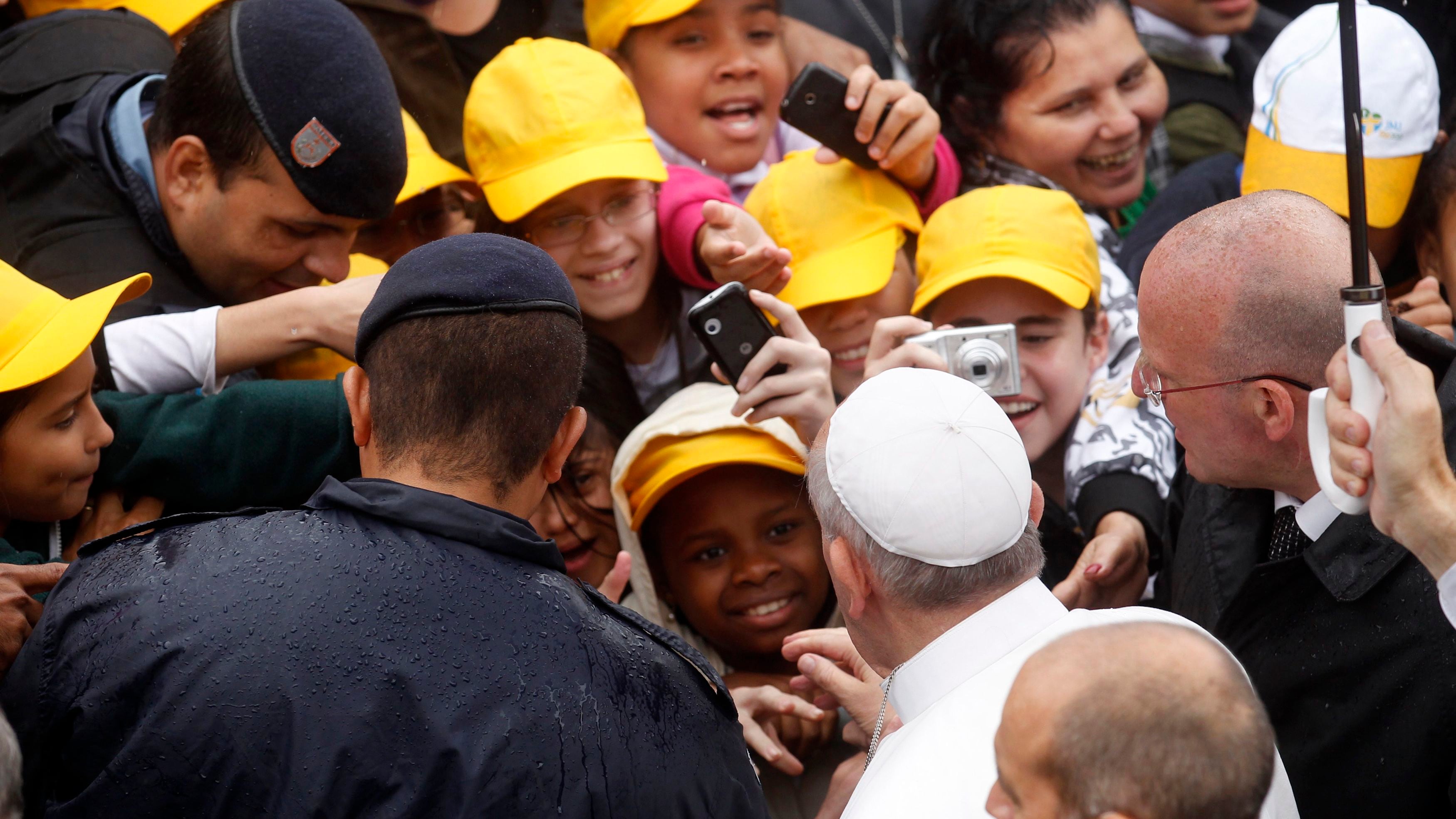Bergoglio abbraccia gli ultimi: a Rio visita la favela Varginha