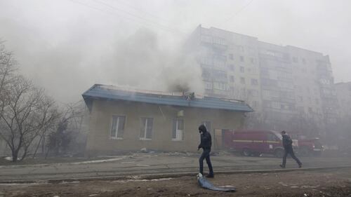 Case danneggiate da un attacco a Sartana e Mariupol 1