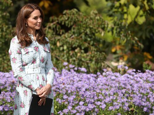Kate Middleton, nuovo look a fiori: foto