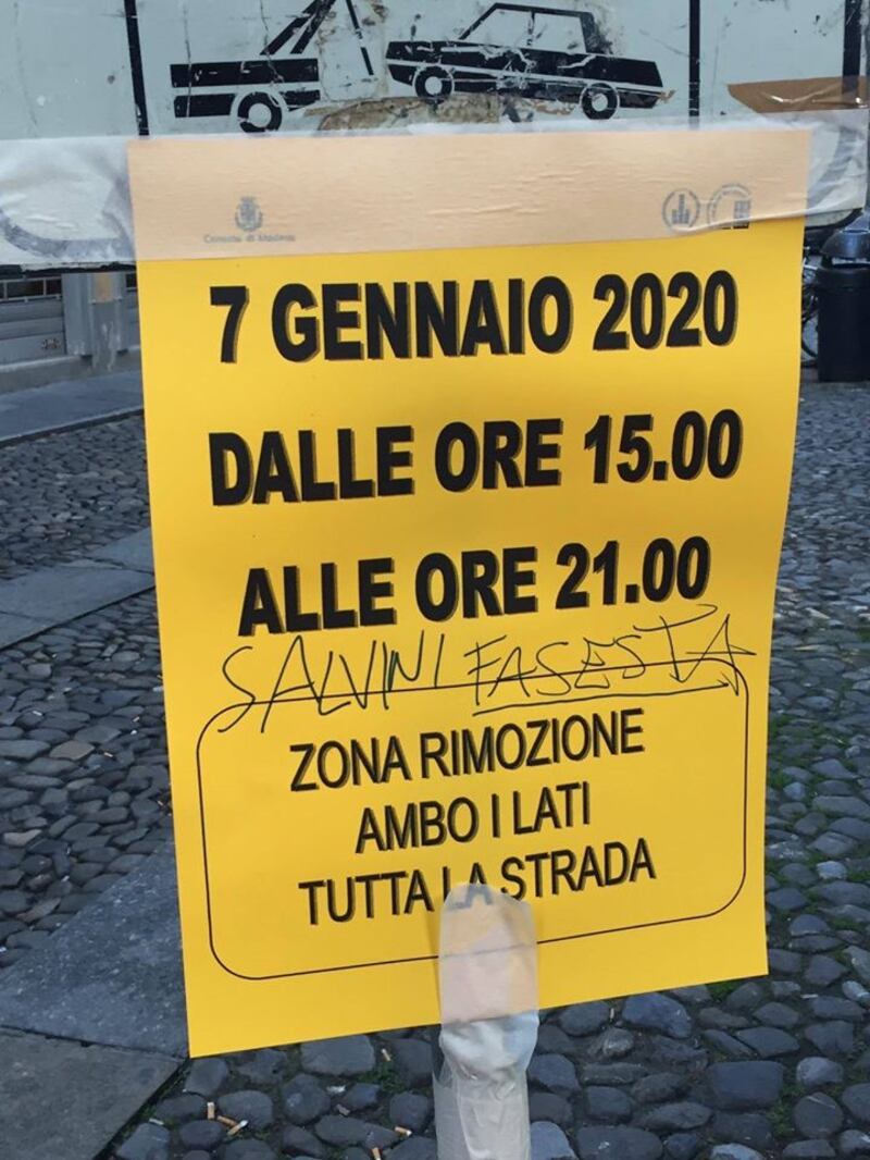 Le scritte contro Salvini: "Fascista, vai a Piazzale Loreto" 1