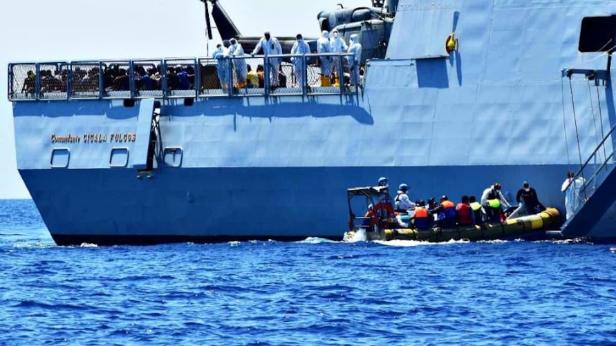 A Genova sbarcano i migranti Polizia dà la caccia agli scafisti
